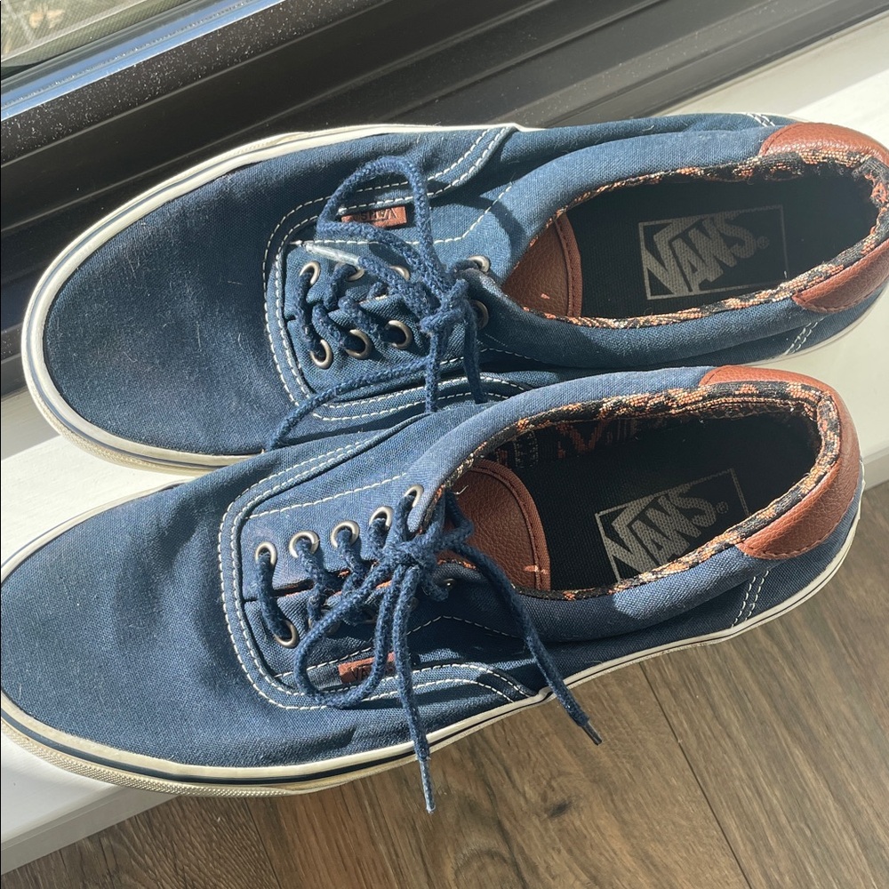 Vans Men’s 9.5 Blue Lace Up Skaters with Tribal print.